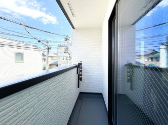 【Balcony】（2階） 2面バルコニー仕様の邸宅。洗濯物が溜まっていても、2階と3階にバルコニーがあるので、一回で沢山干すことが可能。
