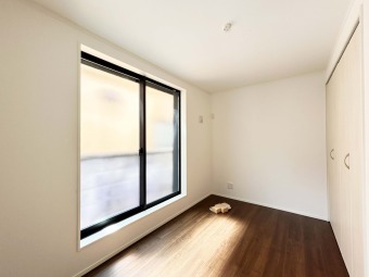 【Room：4.84帖】 全居室2面採光の邸宅。居室を明るく照らしてくれ、暖かな空間を創り出してくれます。