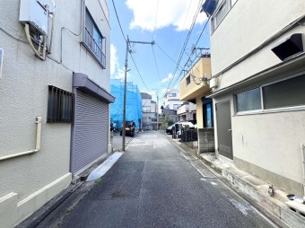 ～Grazia Series足立栗原～ 車の行き来がない道路に面しているため、小さなお子様のいるご家庭でも安心して過ごせそうです。 （3月中旬撮影）