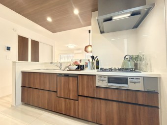 【建物プラン例：Kitchen】（同仕様内観） 暮らしに合わせたオンリーワンの住まいづくりが実現します。 建物参考価格：2000万円 建物面積：100㎡（30坪）