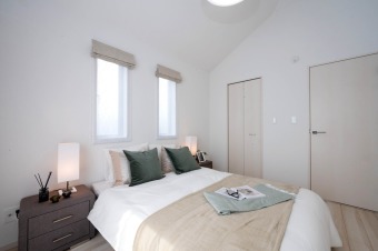 【建物プラン例：Room】（同仕様内観） 暮らしに合わせたオンリーワンの住まいづくりが実現します。 建物参考価格：2000万円 建物面積：100㎡（30坪）