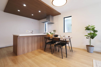 【建物プラン例：LDK】（同仕様内観） 暮らしに合わせたオンリーワンの住まいづくりが実現します。 建物参考価格：2000万円 建物面積：100㎡（30坪）