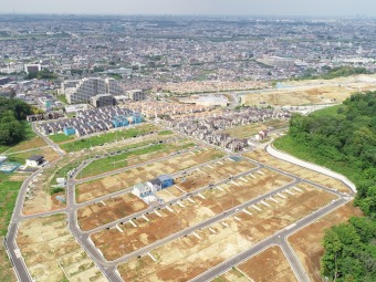 上空から望む現地区画（2024年5月撮影） 【都心に近い緑の丘に堂々登場した新街区】 ～スカイテラス南山～ 物件詳細や現地ご案内希望など、お気軽にお問い合わせください！