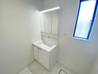 【Wash Room】 機能美とデザイン性を両立させた3面境仕上げの洗面化粧台。視覚的に広がり感を持たせるだけでなく、機能的にも優れています。