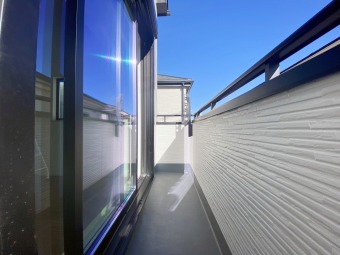 【Balcony】 南向きバルコニー。日中の太陽光を取り入れやすいため、部屋が暖かくなり、暖房の使用が減る可能性があります。エネルギー効率が向上することで、光熱費の節約にもなります。