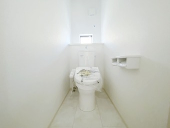【Toilet】 ウォシュレット搭載トイレ。 各階にトイレがあるので、朝慌ただしい時間帯に混む心配が減ります。わざわざトイレのために階段を昇り降りをせずに済みます。