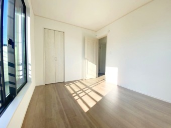 【Room】 南向きバルコニーに面した明るい居室。 全居室に収納が完備。部屋を広く使うことが出来るので、スッキリとした空間でお過ごしいただけます。