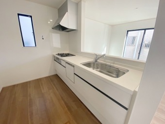 【Kitchen】 床下収納のあるキッチンスペース。 小窓があるので、換気もばっちり行えます。 家事動線を考えた水回り集約設計！