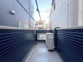 【Balcony】 通常よりも広く設計されたバルコニー。 ガーデンを行うのにぴったりの空間です。