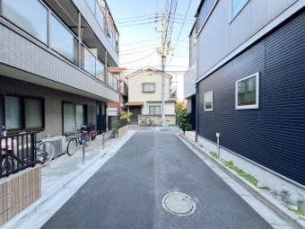 【前面道路】 閑静な住宅街に面しており車通りもございません。