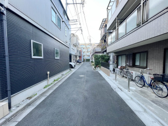 【前面道路】 閑静な住宅街に面しており車通りもございません。