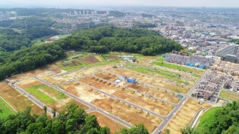 【都心に近い緑の丘に堂々登場した新街区】 上空から望む現地区画の航空写真にCG加工を施したもので実際とは多少異なります。現地の光は物件の高さや規模を表すものではありません