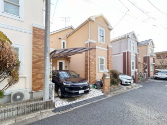 【外観】 小中学校が徒歩5分圏内にある立地。 保育園や幼稚園も徒歩10分圏内に複数点在するため、共働きの子育て世帯の方にも安心な住環境です。