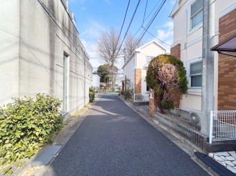【外観】 車の往来が少ない道路に面した立地。 小さなお子様のいるご家庭でも安心な住環境。