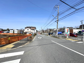 【弊社限定公開】（3月中旬撮影） 池袋まで直通で通える利便性の高い立地。 幅のある前面道路に面しています。
