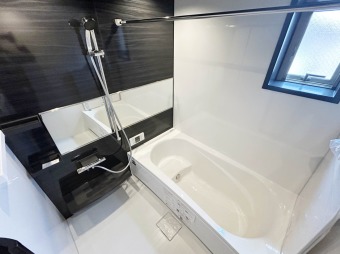 【Bath Room】 浴室暖房換気乾燥機搭載1坪バスルーム。 足を伸ばしてゆったりと浸かれるのはもちろん、洗い場も広さがあるので立ったりしゃがんだりする動作もスムーズに行えます。 