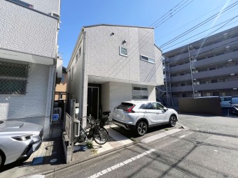 【外観】弊社限定公開！ 人気の聖蹟桜ヶ丘エリアに駅徒歩5分の希少な立地の中古戸建が登場！ 南西角地に位置した陽当り良好物件です。 車1台駐車可能です。