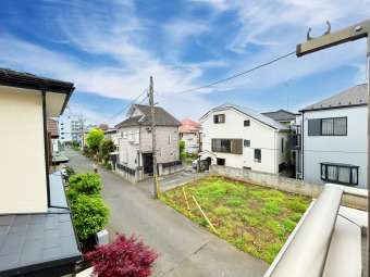 【住戸からの眺望】 2層住居が並ぶ落ち着いた街並みに佇む開放的で陽当り良好な住まい。 心地よい陽光が差し込む安らぎの邸宅。