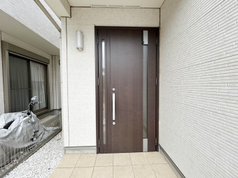 【Entrance】 スーパーやコンビニ、ドラッグストアなどの商業施設が徒歩10分圏内に複数点在するので、気軽に買い物へ出かけられます。