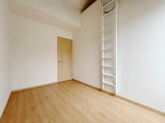 【Room：4.68帖】 普段使わない物を収納できる約4帖のロフト収納のある居室。 南側採光のため、開放的で明るい空間となっています。