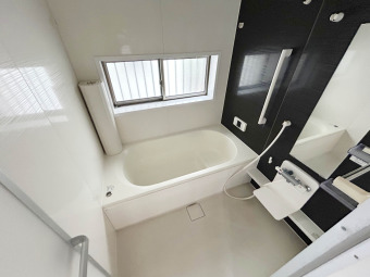 【Bath Room】 浴室乾燥機付き1坪サイズのバスルーム。足を伸ばしてゆったりと浸かれる広さがあり、洗い場でも立ったりしゃがんだりする動作がスムーズに行えます。