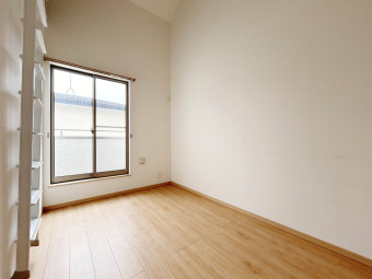 【Room：4.68帖】 ロフト収納があるため、天井高が高くなっており、開放的な空間となっています。
