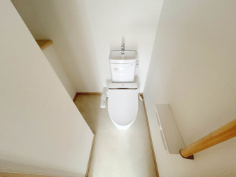 【Toilet】 各階にトイレがあるので、朝慌ただしい時間帯に混む心配が減ります。わざわざトイレのために階段を昇り降りをせずに済みます。