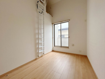 【Room：4.68帖】 ロフト収納があるため、天井高が高くなっており、開放的な空間となっています。