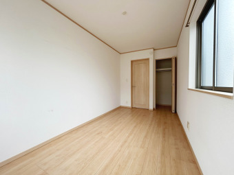 【Room：6.06帖】 全居室に収納が完備されているので、部屋を広くスッキリと見せてくれます。急な来客があっても困りません。