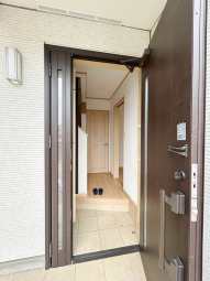【Entrance】 保育園・幼稚園も徒歩10分圏内にあるので、共働きの子育て世帯にも安心な住環境。