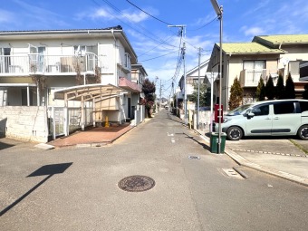 【外観】南側道路幅員4.3ｍ公道 スーパーやコンビニ、ドラッグストアなどの商業施設が徒歩10分圏内に複数点在するので、気軽に買い物へ出かけられます。