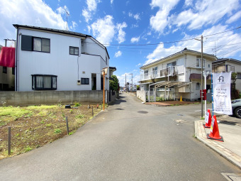 【外観】西側道路公道 ・国分寺市立第三小学校 - 徒歩12分（900ｍ） ・国分寺市立第一中学校 - 徒歩8分（600ｍ） 保育園・幼稚園も徒歩10件にあるので、共働きの子育て世帯にも安心な住環境。
