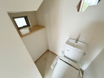 【Toilet】 各階にトイレがあるので、朝慌ただしい時間帯に混む心配が減ります。わざわざトイレのために階段を昇り降りをせずに済みます。