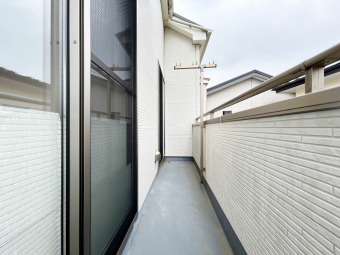 【Balcony】 南側に面しているバルコニー。 太陽の日差しを遮る高い建物が無いため、一日日差しが当たり、洗濯物が乾きやすいです。