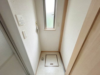 【Wash Room】 洗面室があることによって、脱衣や洗顔、化粧などを落ち着いて行える空間が確保されます。