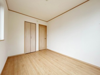【Room：5.15帖】 全居室に収納が完備されているので、部屋を広くスッキリと見せてくれます。急な来客があっても困りません。