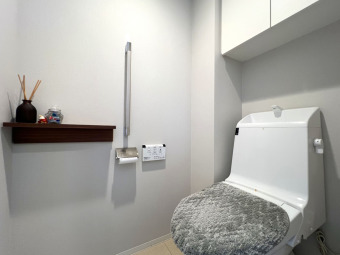 【Toilet】 トイレに棚が備わっています。ちょっとした小物を飾ったり、トイレットペーパーやトイレ用具を置いて備えておくのに便利です。