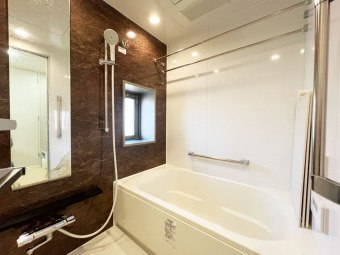 【Bath Room】 浴室暖房換気乾燥機搭載バスルーム。 足を伸ばしてゆったりと浸かれるのはもちろん、洗い場も広さがあるので立ったりしゃがんだりする動作もスムーズに行えます。 