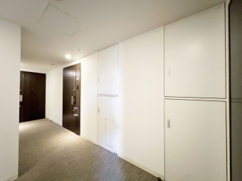 【内廊下】 ホテルライクな内廊下設計。 1フロア3住戸のプライバシー性のある設計。