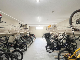 【自転車置き場】 普段から自転車を利用する方にとっては、敷地内にあるので便利に利用可能です。