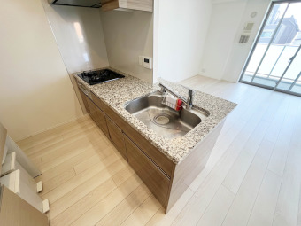 【Kitchen Space】 人気のオープンキッチン仕様で部屋全体を見渡すことができ、料理をしながら子供の様子を見たり、家族との団らんを愉しむことが出来ます。
