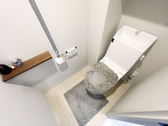 【Toilet】 トイレに棚が備わっています。ちょっとした小物を飾ったり、トイレットペーパーやトイレ用具を置いて備えておくのに便利です。