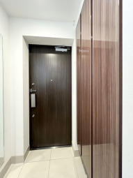 【Entrance】 モノトーン色で清潔感や落ち着きを感じさせるシンプルなデザインの玄関。 トールタイプのシューズボックスが完備。来客時でもゆとりもって収納することが出来ます。