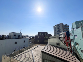 【住戸からの眺望】 南西側には太陽の日差しを遮る高い建物が無いので、心地よい陽光が日中差し込みます。