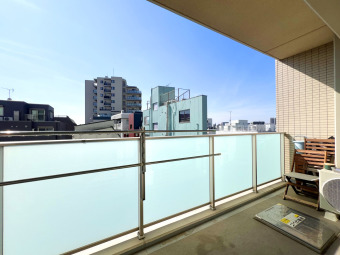 【Wide Balcony】 通常のバルコニーよりも広さがあるので、洗濯物を多く干せるだけでなく、花や観葉植物（ガーデニング）、家庭菜園なども楽しむことも可能。 