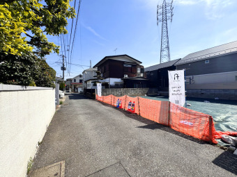 ～Grazia 調布深大寺北町～（3月中旬撮影） 交通量の少ない道路に面しているため、小さなお子様がいるご家庭でも安心の立地。 夜中、車の騒音で悩む心配もなくなりそうです。