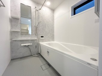 【施工例：Bath Room】 浴室暖房換気乾燥機搭載1坪バスルーム。 足を伸ばしてゆったりと浸かれるのはもちろん、洗い場も広さがあるので立ったりしゃがんだりする動作もスムーズに行えます。