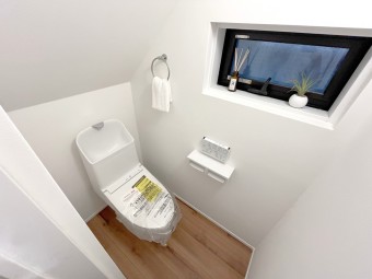 【施工例：Toilet】 ウォシュレット搭載トイレ。 各階にトイレがあるので、朝慌ただしい時間帯に混む心配が減ります。わざわざトイレのために階段を昇り降りをせずに済みます。