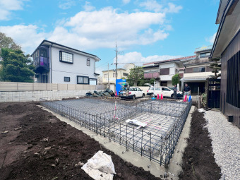 ～Grazia 調布深大寺北町～（3月中旬撮影） 商業施設がと整っており、自然豊かな立地での優雅な暮らしが叶う調布市深大寺北町エリア。「国分寺」「調布」駅周辺は多くの人で賑わう街並み。