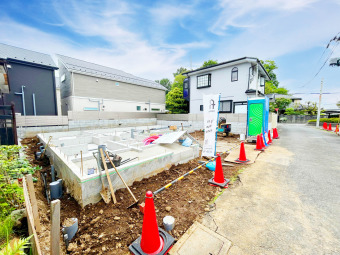 ～Grazia 調布深大寺北町～（3月中旬撮影） 車3台駐車可能なゆとりある敷地149㎡（45坪）の省エネ水準仕様住宅が誕生。ルーバー付きでデザイン・プライバシー性の高い住まいとなっています。